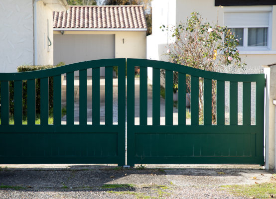 Cancello a due ante battenti verde