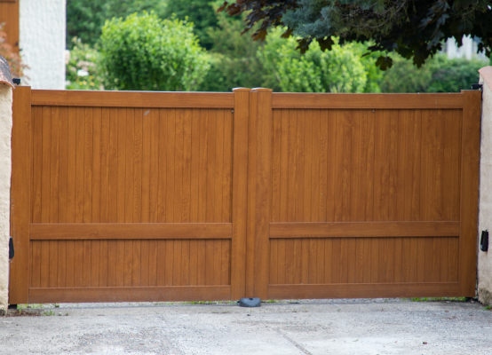 Cancello con rivestimento effetto legno