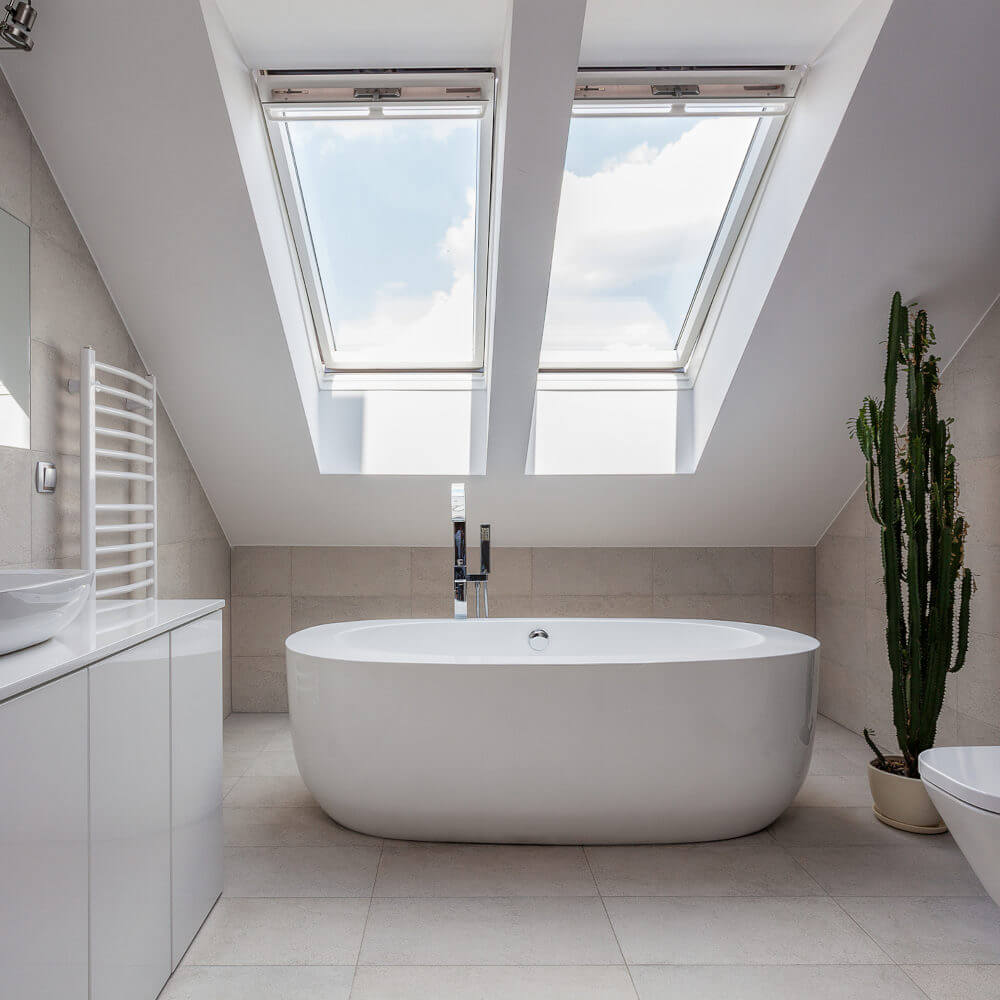 Finestra da tetto Roto Q4 PVC in bagno