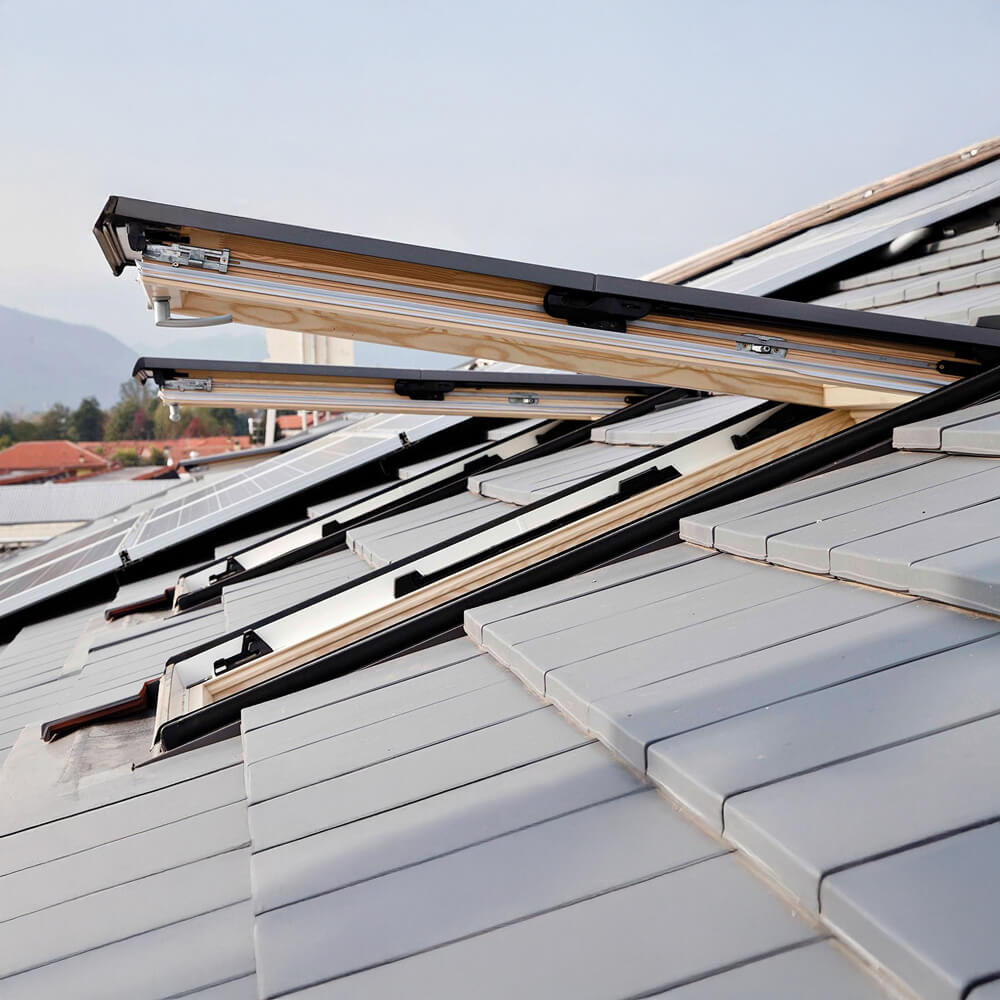 Finestra da tetto Roto R8 in legno - installazione su tetto inclinato