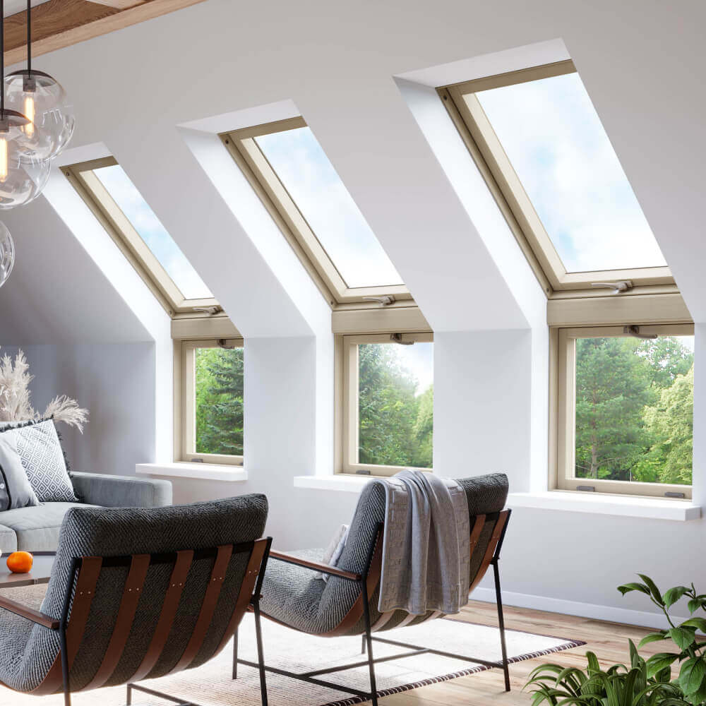 Installazione di finestre a tetto in legno nel soggiorno