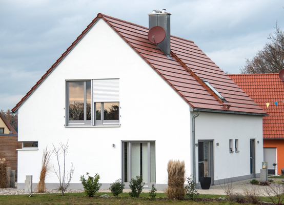Finestra grigia installazione a casa