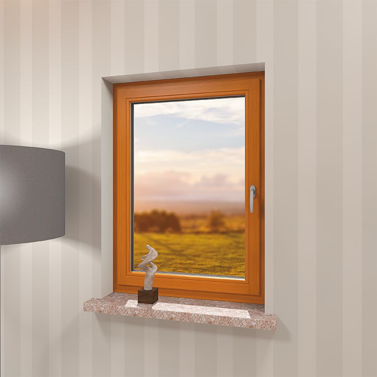 Finestra classica in legno vista dall'interno