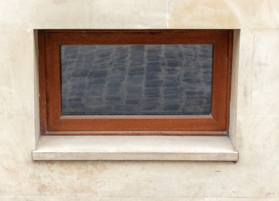 Finestra stretta per seminterrato
