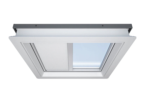 Lucernario con tenda interna bianca