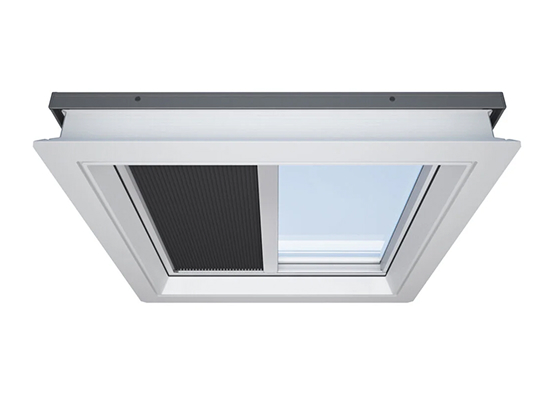 Lucernario con tenda interna nera