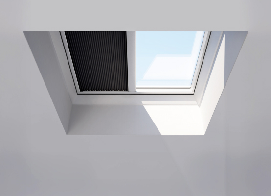 Lucernario con tenda interna nera