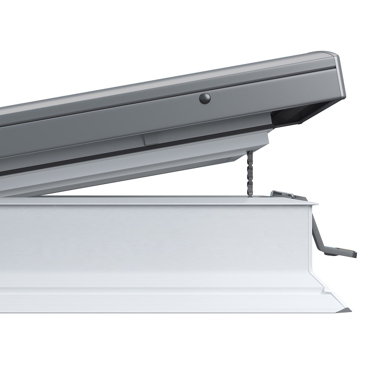 Lucernario per tetti con apertura elettrica