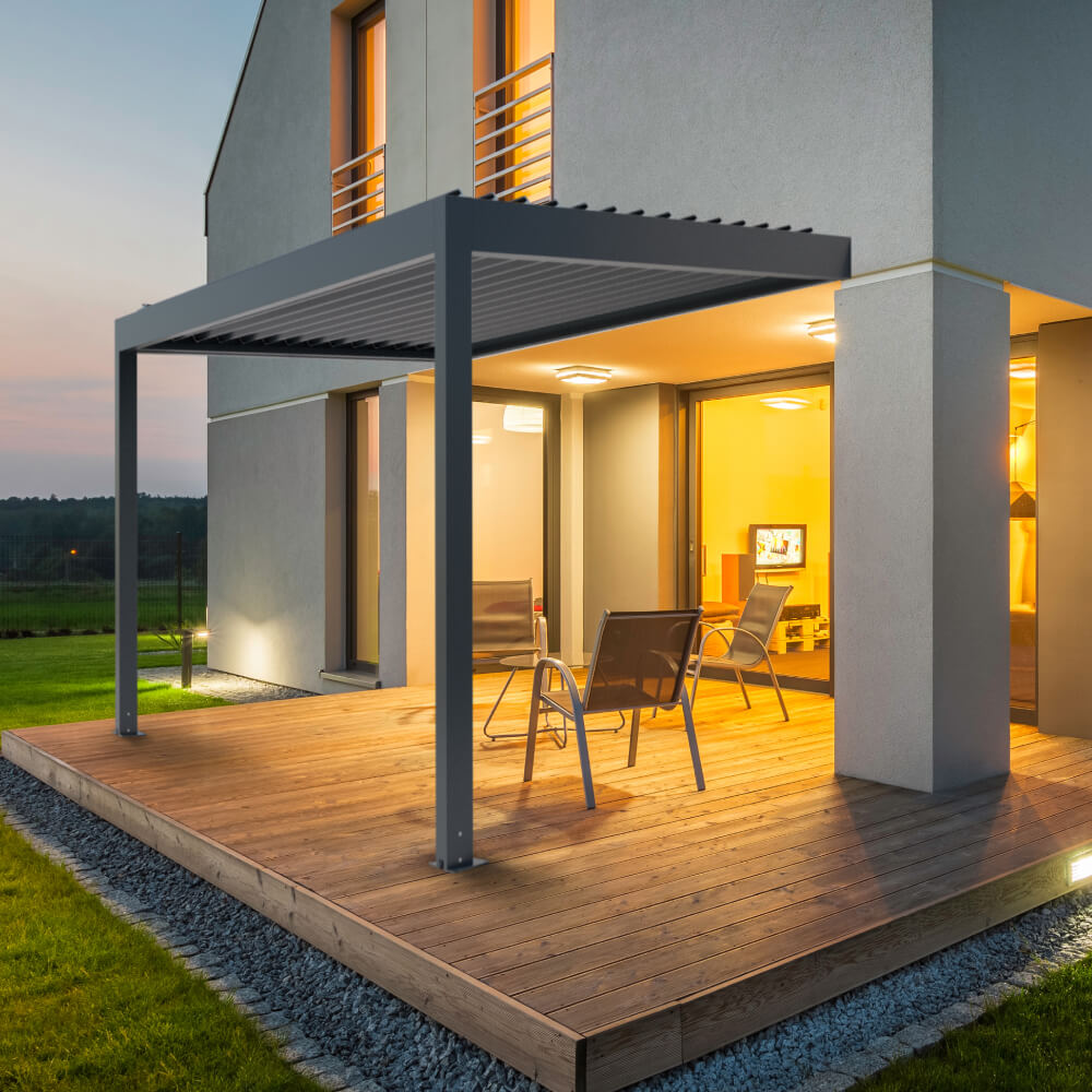Pergola addossata in alluminio e illuminata