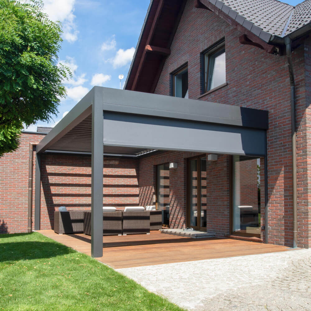 Pergola addossata con tenda a rullo