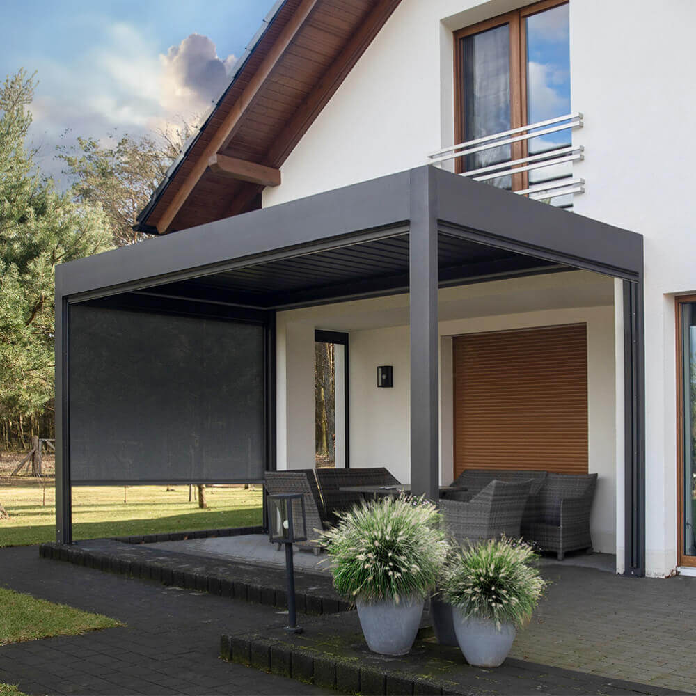 Pergola autoportante con tenda a rullo laterale