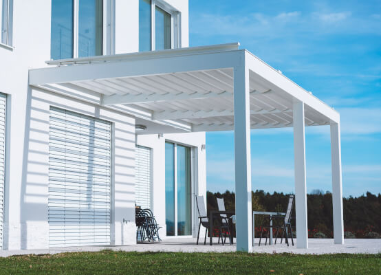Pergola bianca addossata