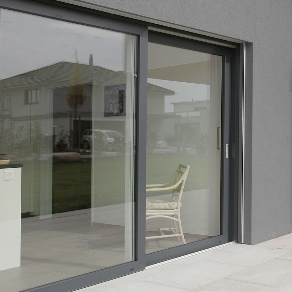 Porta alzante scorrevole antracite installata