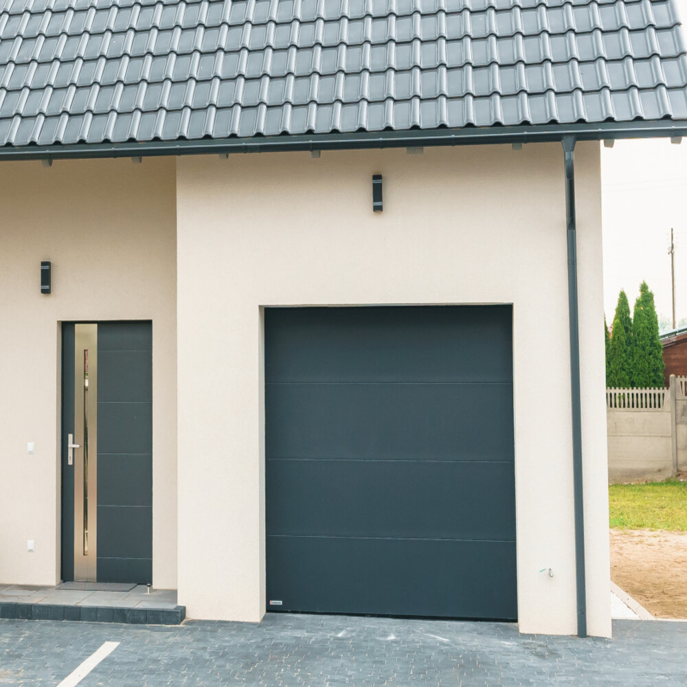 Porta garage e portoncino d'ingresso abbinati