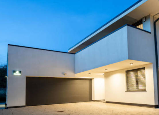 Porta garage nera con luce serale