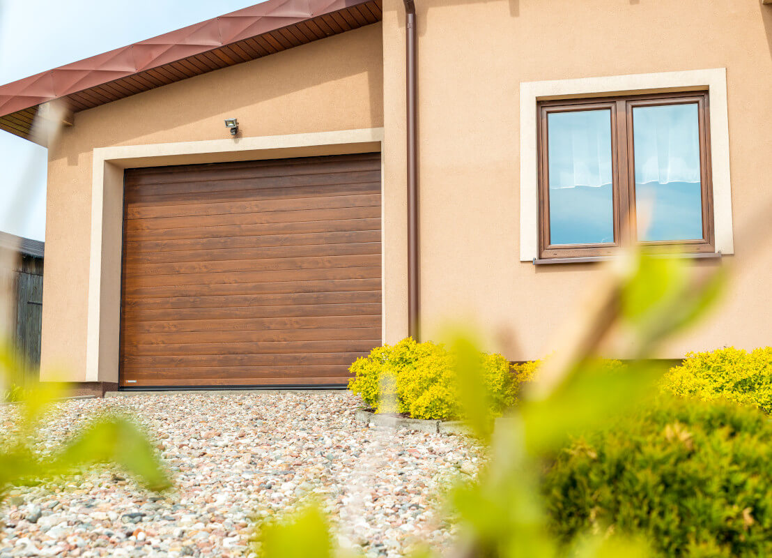 Serranda garage effetto legno abbinata alle finestre