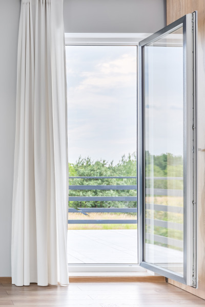 Portafinestra grigia aperta