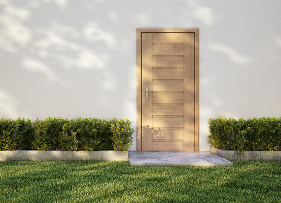 Porta d'ingresso beige installata