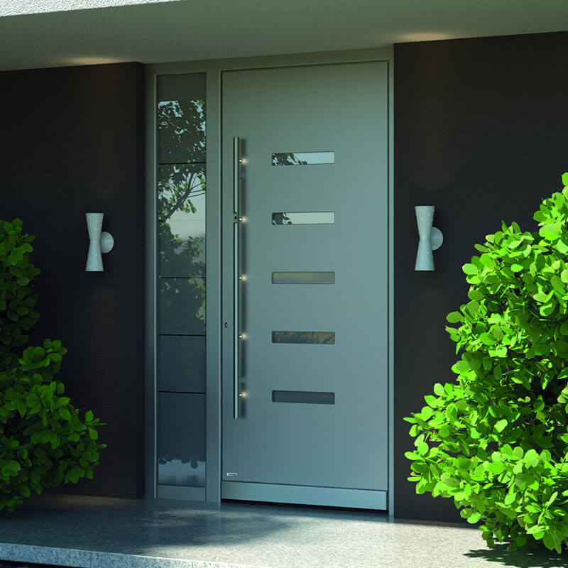 Porta d'ingresso grigia con grande anta laterale in vetro