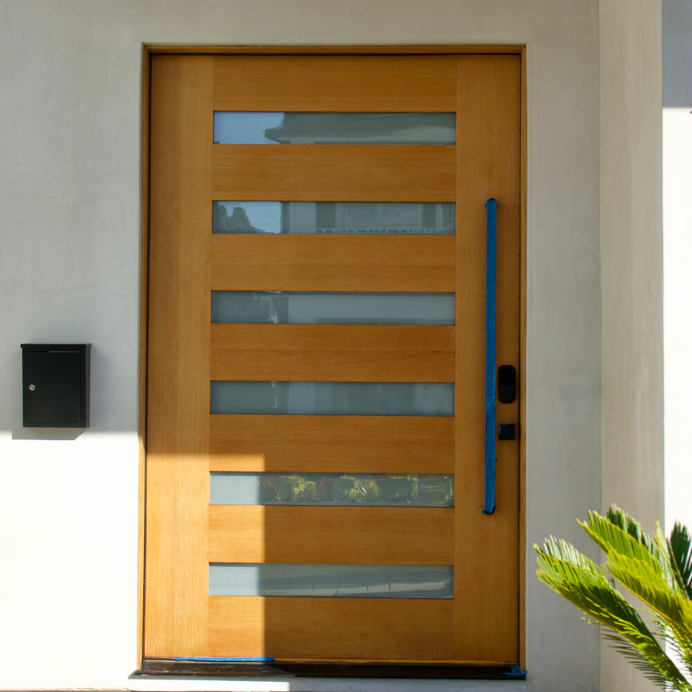 Portone d'ingresso in legno e in vetro