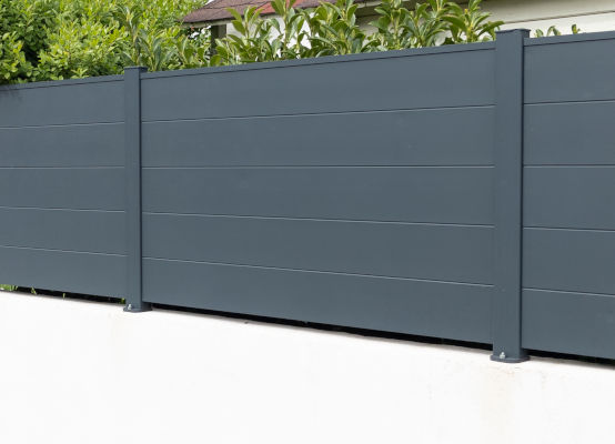 Recinzione grigio antracite dal design orizzontale