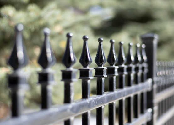 Recinzione per giardino con punte decorative classiche