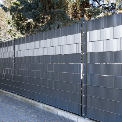 Recinzione in rete metallica con frangivista