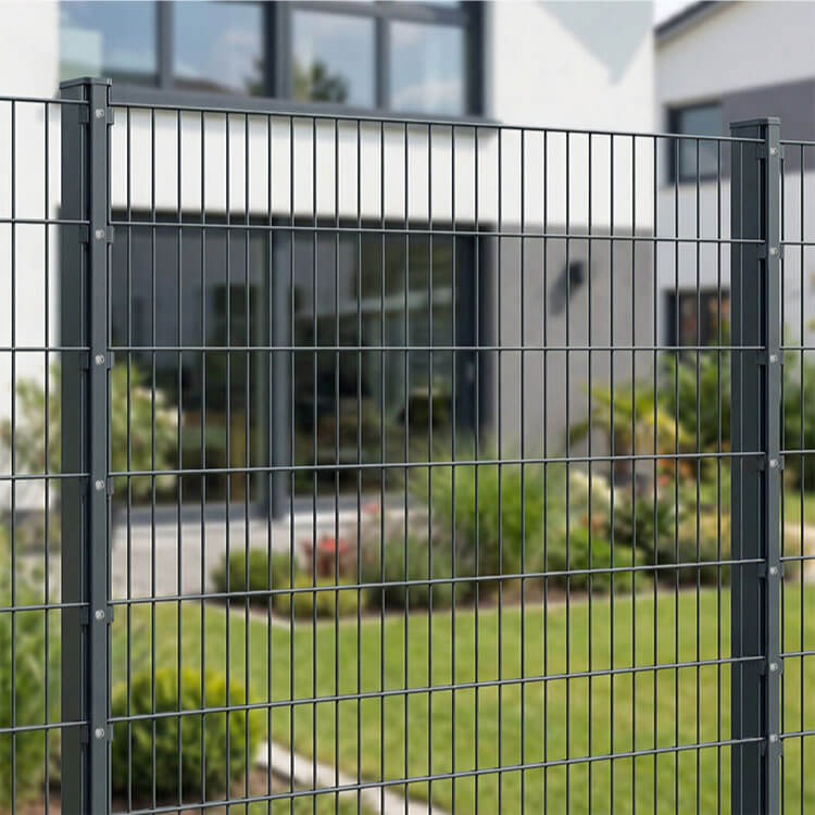 Recinzione in rete metallica con pali