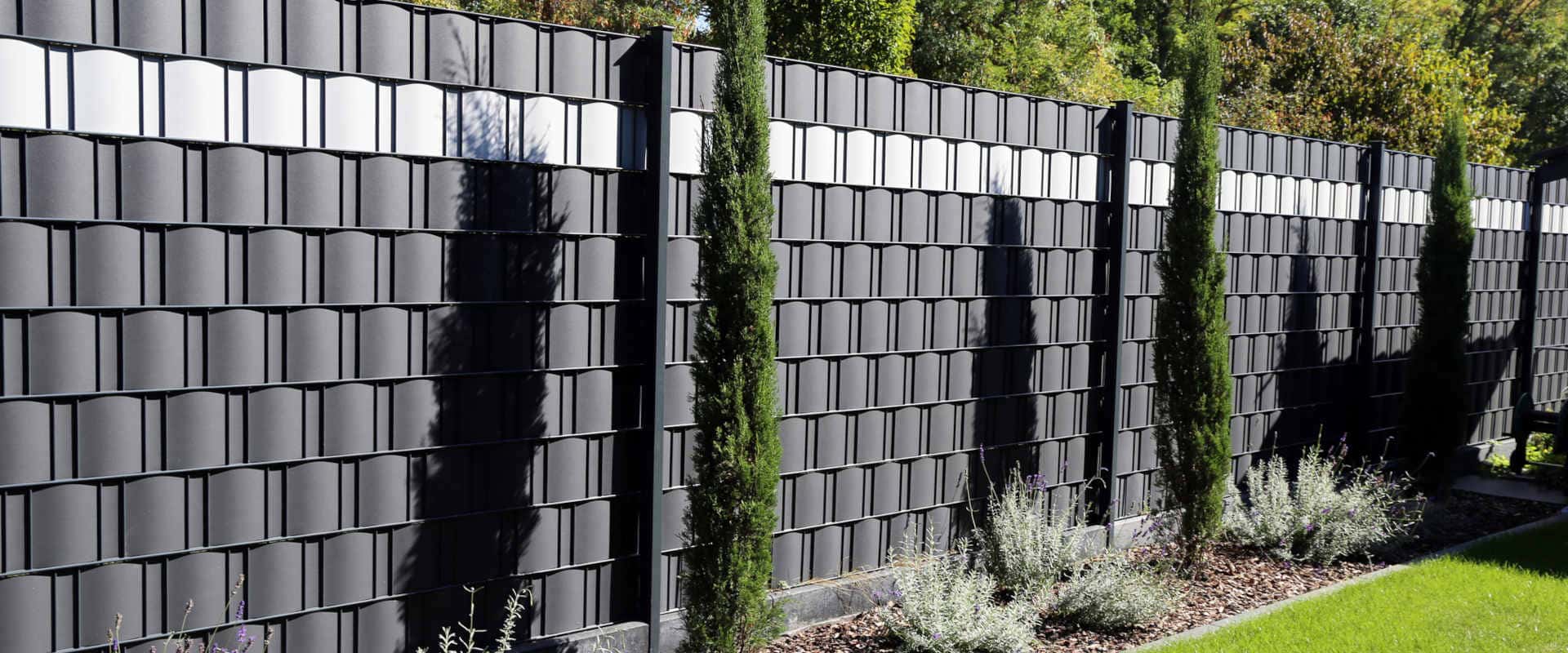 Recinzione in rete metallica frangivista