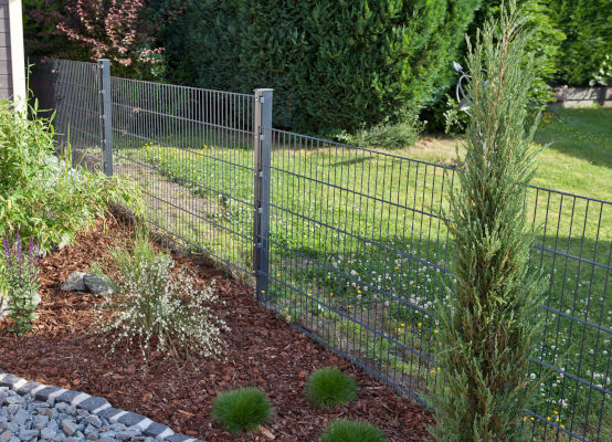 Recinzione a pannelli rigidi a gradoni