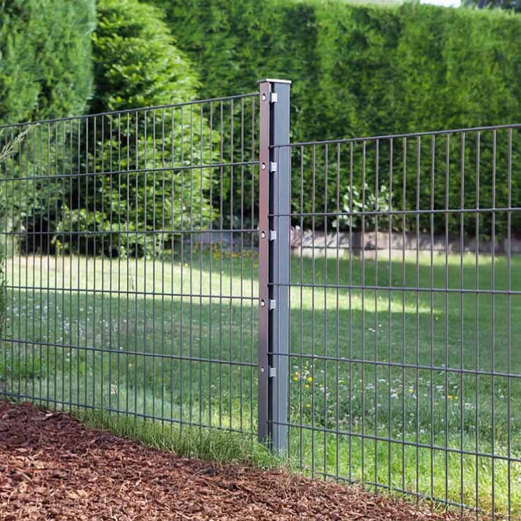 Recinzione in rete metallica in pendenza