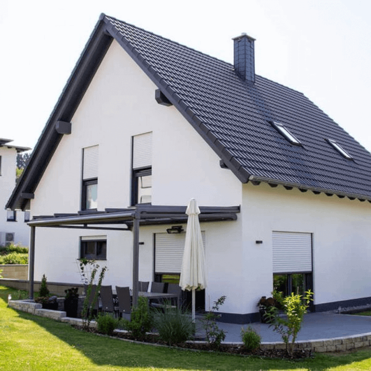Casa con tapparelle sovrapposte