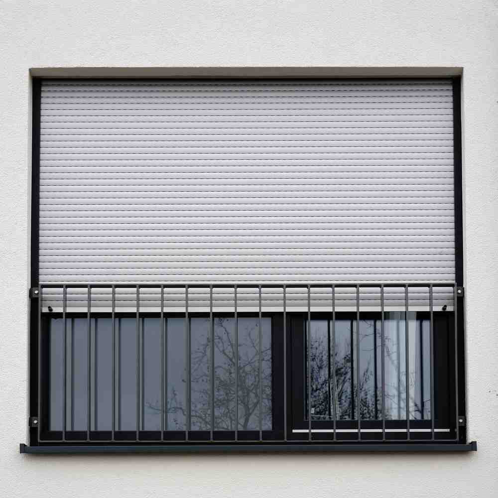 Casa moderna con tapparelle sovrapposte