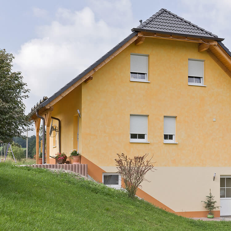 Casa con tapparella esterna sotto intonaco