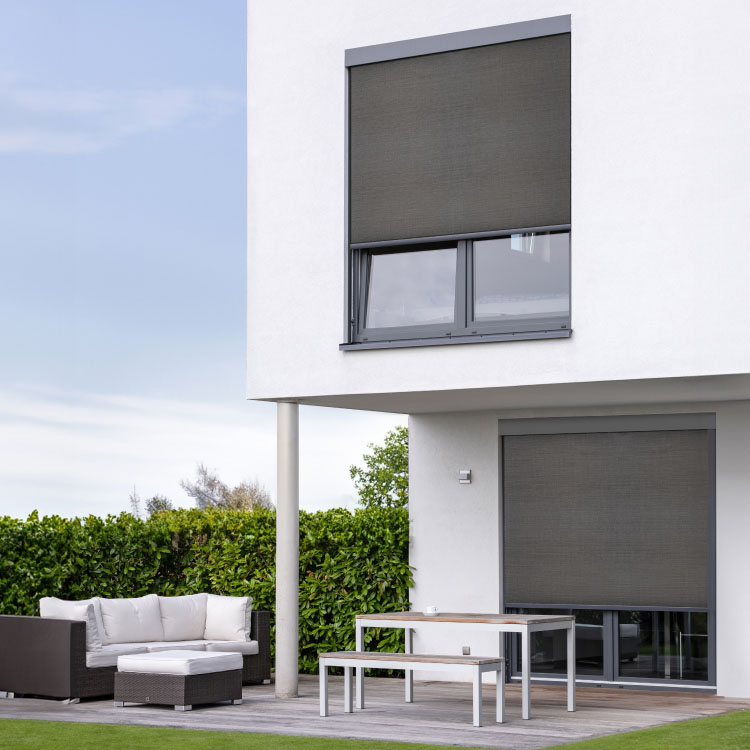 Tenda a rullo esterna - esempio di installazione su edificio