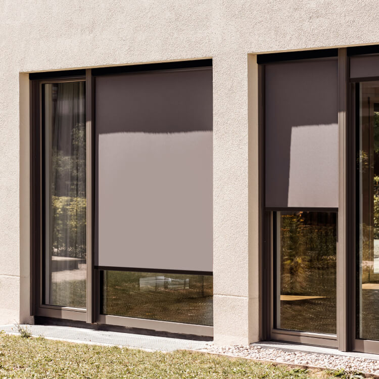 Tenda a rullo esterna con cassonetto a 45° installata