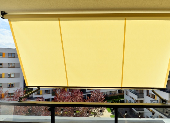 Telo per tenda da sole giallo su balcone