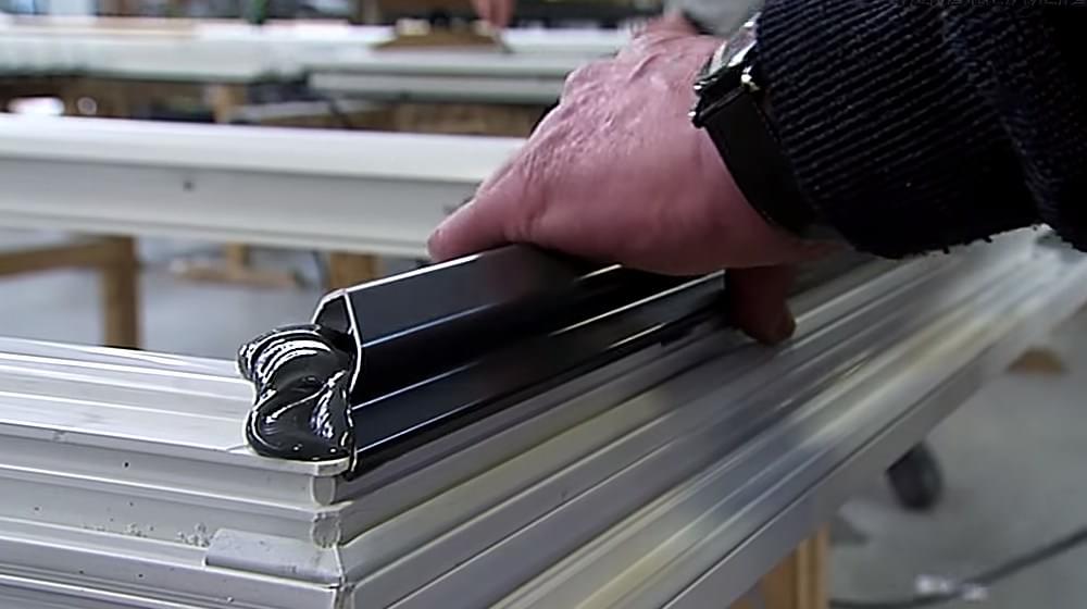 Produzione di finestre in PVC-alluminio